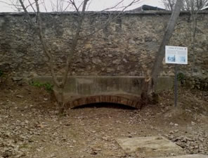 Arco del puente enterrado cerca del carril bici del anillo ciclista